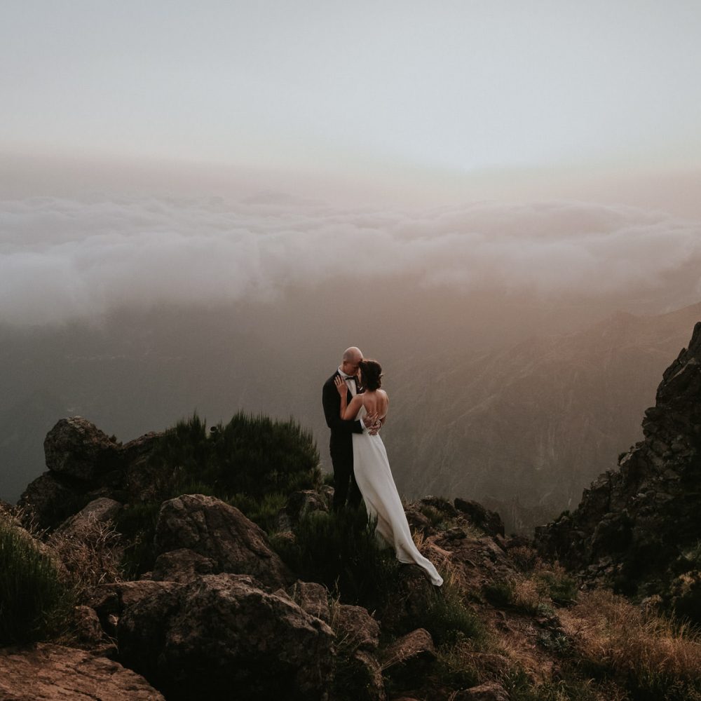 Wedding photos at sunrise at Pico do Arieiro