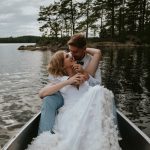 A Elopement couple in a canoe on a lake in Tiveden Nationalpark in Sweden