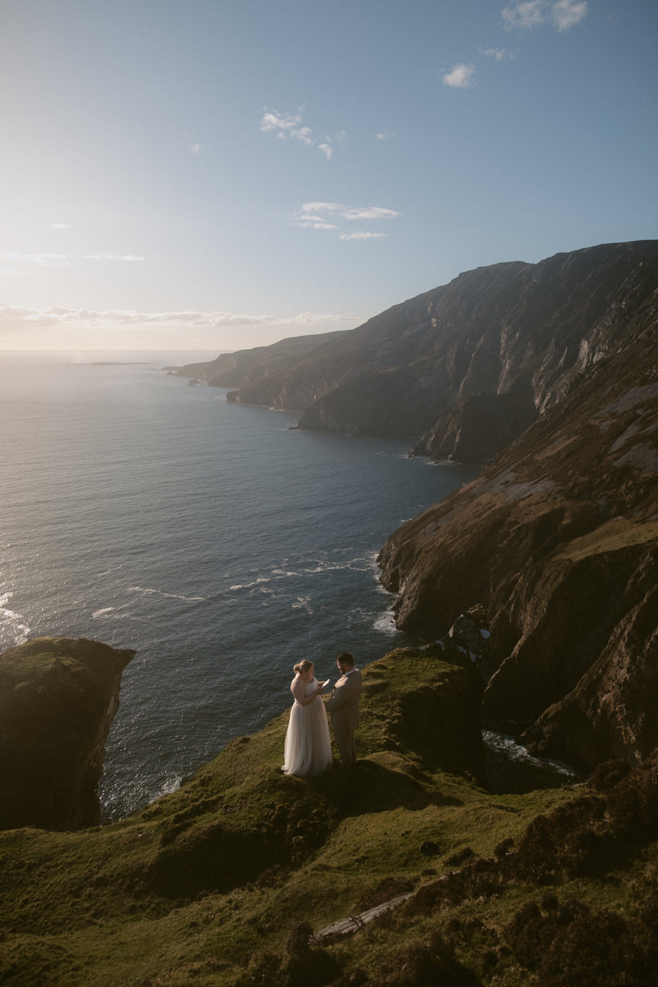 A elopement couple saying their vows in front of the Slieve League cliffs
