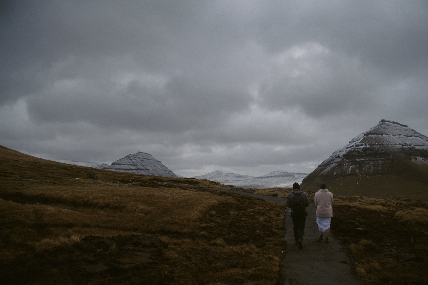 Adventurous couple hikes to a viewpoint in the Faroe Islands for their elopement photos